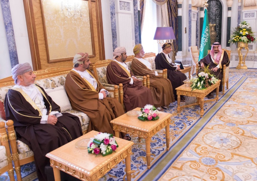 الملك يستقبل نائب رئيس الوزراء لشؤون مجلس الوزراء في عُمان ويعقدان اجتماعاً