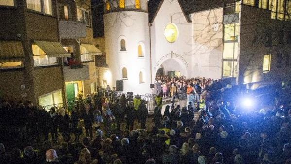 سلسلة بشرية حول مسجد بالنرويج للدعوة الى التسامح