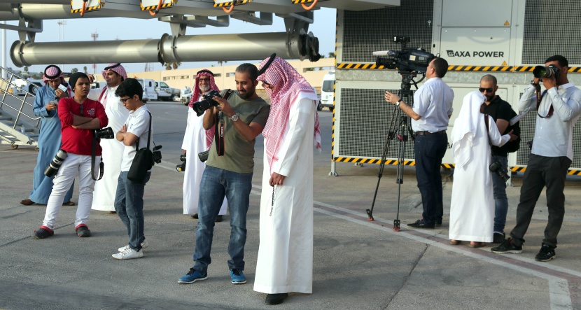 قصة مصورة: ولي ولي العهد يستقبل الدبلوماسي الخالدي في مطار الرياض