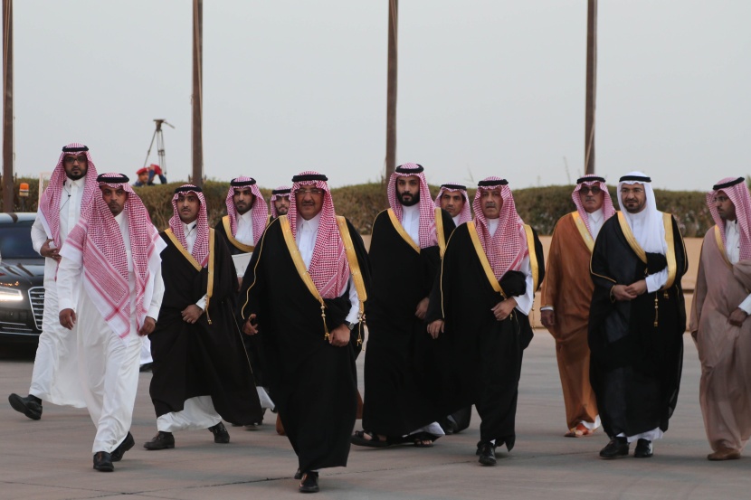 قصة مصورة: ولي ولي العهد يستقبل الدبلوماسي الخالدي في مطار الرياض