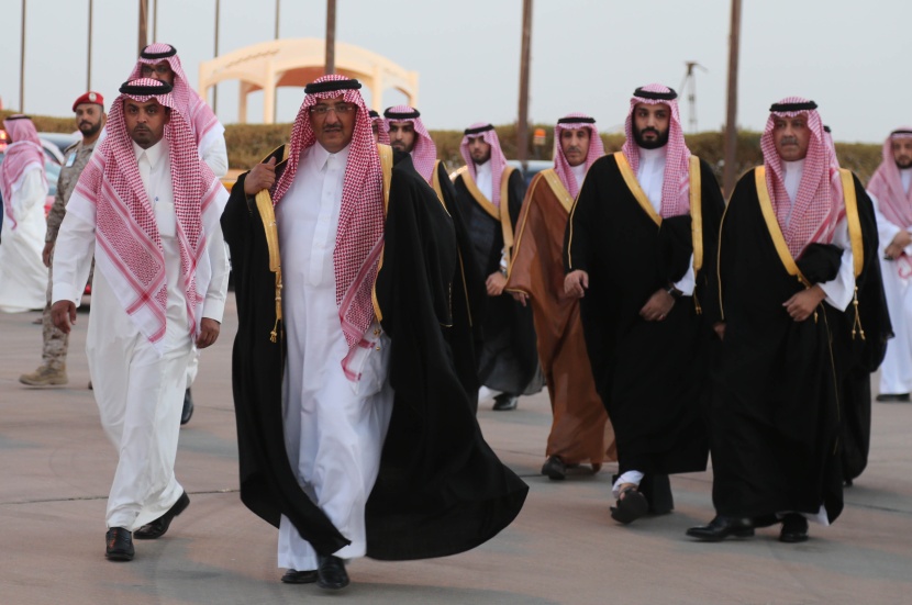 قصة مصورة: ولي ولي العهد يستقبل الدبلوماسي الخالدي في مطار الرياض