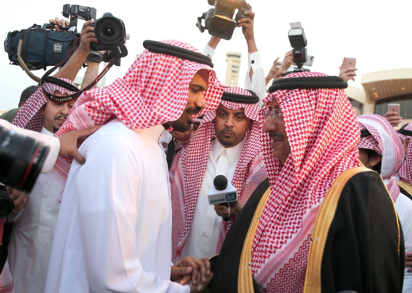 قصة مصورة: ولي ولي العهد يستقبل الدبلوماسي الخالدي في مطار الرياض