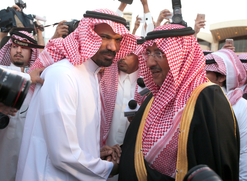 قصة مصورة: ولي ولي العهد يستقبل الدبلوماسي الخالدي في مطار الرياض