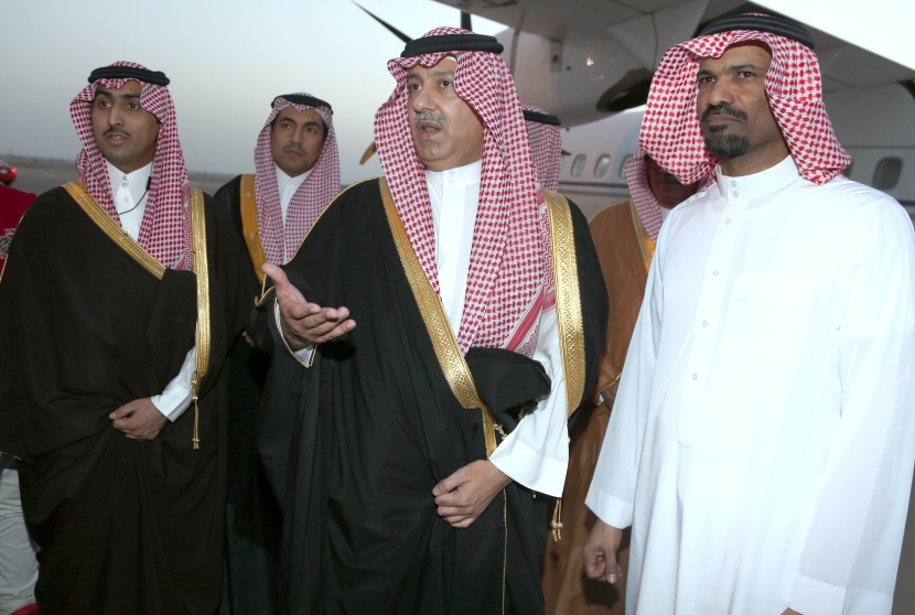 قصة مصورة: ولي ولي العهد يستقبل الدبلوماسي الخالدي في مطار الرياض