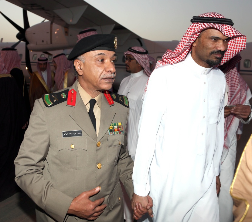 قصة مصورة: ولي ولي العهد يستقبل الدبلوماسي الخالدي في مطار الرياض