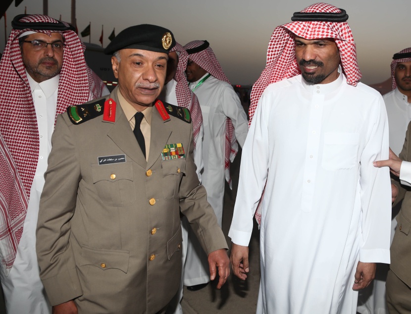 قصة مصورة: ولي ولي العهد يستقبل الدبلوماسي الخالدي في مطار الرياض