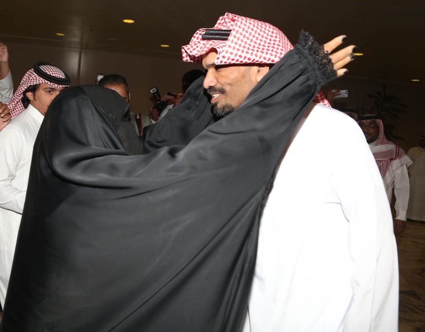 قصة مصورة: ولي ولي العهد يستقبل الدبلوماسي الخالدي في مطار الرياض