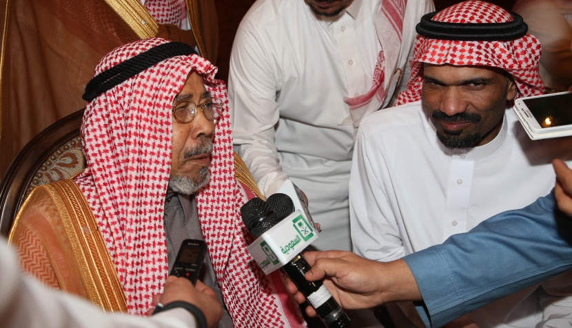 قصة مصورة: ولي ولي العهد يستقبل الدبلوماسي الخالدي في مطار الرياض