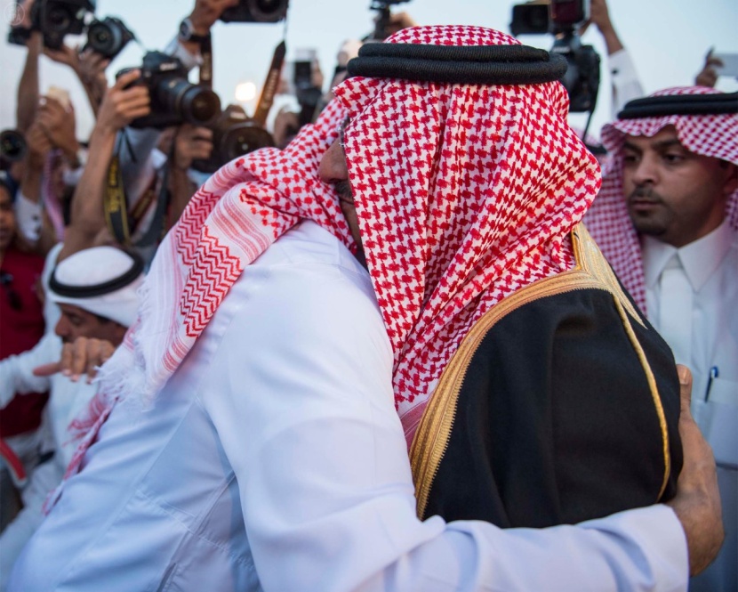قصة مصورة: ولي ولي العهد يستقبل الدبلوماسي الخالدي في مطار الرياض