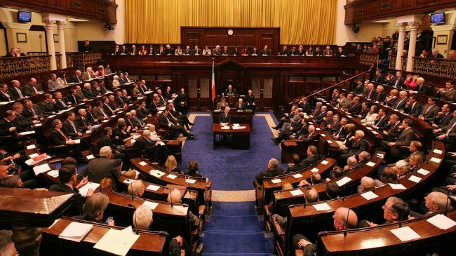 البرلمان الأيرلندي يوافق على مشروع قانون لبيع منتجات التبغ في علب لا تحمل علامات تجارية