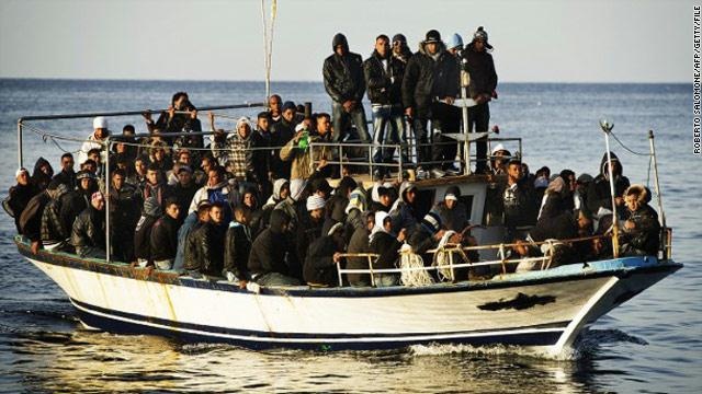 إيطاليا تعلن انتشال جثث 10 مهاجرين وإنقاذ 941 آخرين قبالة سواحل ليبيا - فيديو