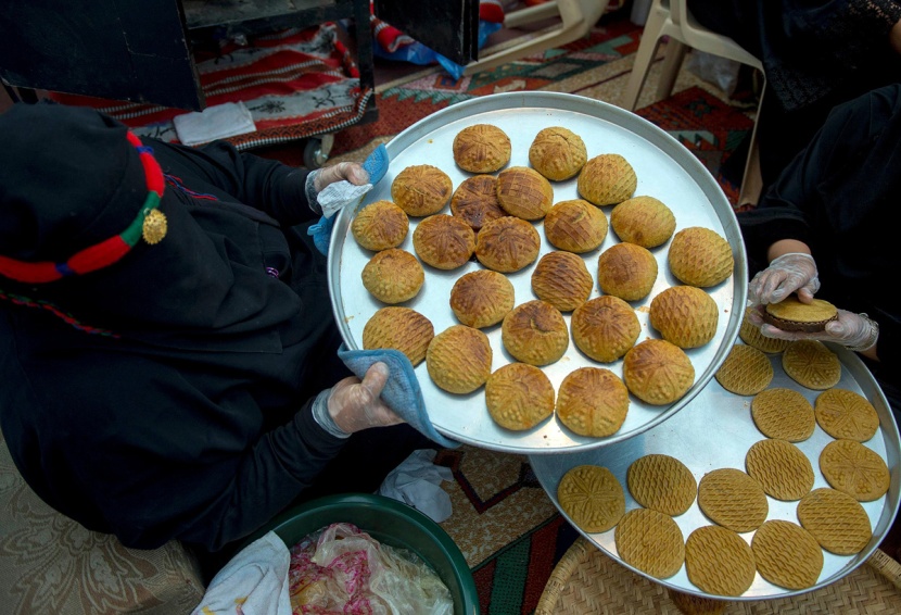 صانعات "الكليجا" يبدعن في إعداده خلال مهرجانه السابع
