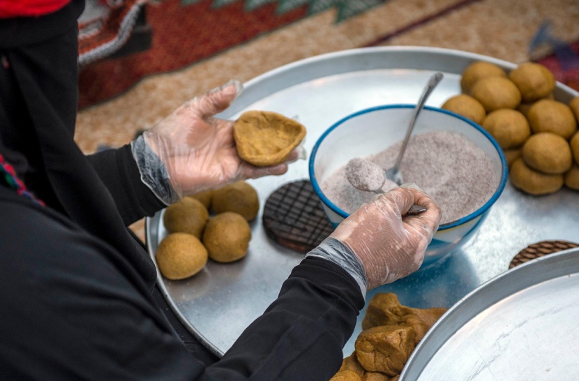 صانعات "الكليجا" يبدعن في إعداده خلال مهرجانه السابع