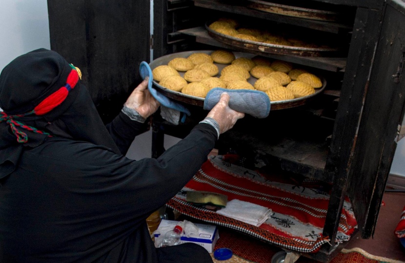 صانعات "الكليجا" يبدعن في إعداده خلال مهرجانه السابع