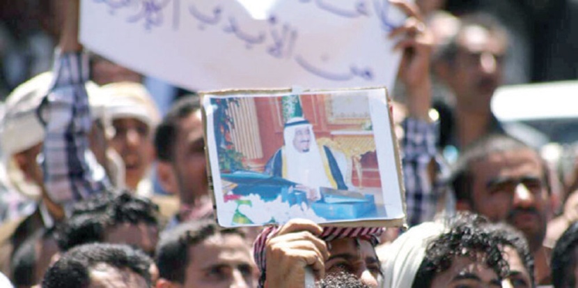 يمنيون يعبرون عن فرحهم بـ«عاصفة الحزم» برفع صور خادم الحرمين الشريفين