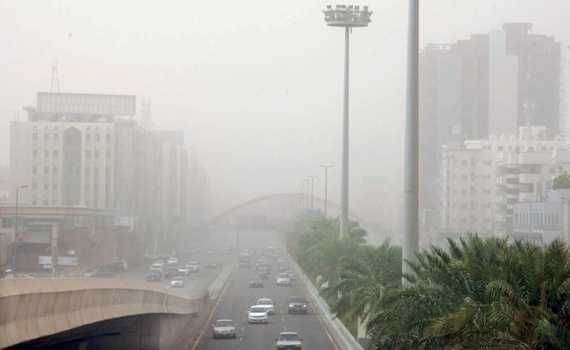 موجة غبار توقف الحركة في ميناء جدة .. وتوقعات بهطول الأمطار