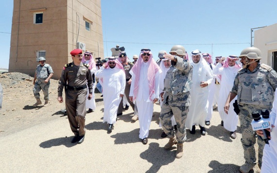 أمير عسير يتفقد الشريط الحدودي في ظهران الجنوب