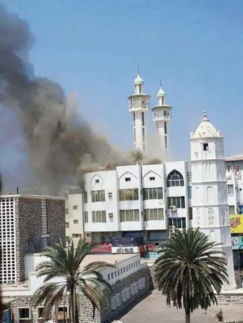 القوات الموالية لصالح والحوثيين تتجاوز كل الخطوط الحمراء في عدن وتقصف المساجد