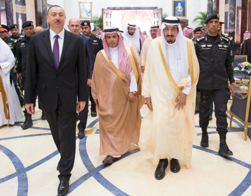 الملك يعقد جلسة مباحثات مع رئيس أذربيجان