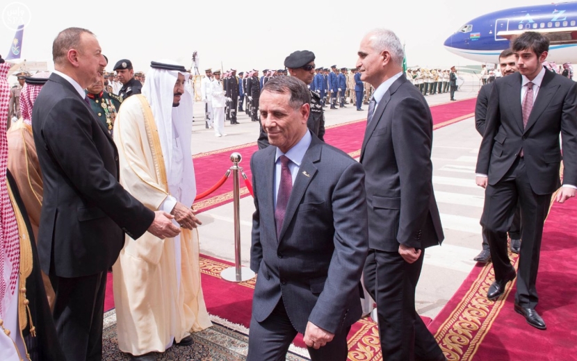 الملك يعقد جلسة مباحثات مع رئيس أذربيجان