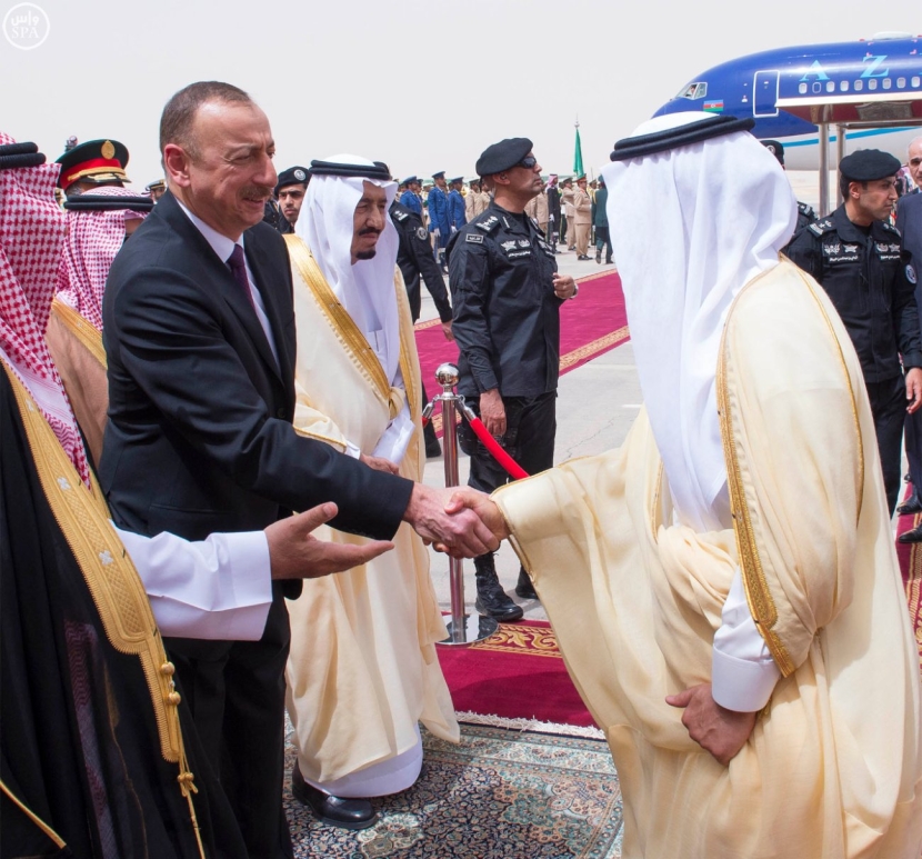 الملك يعقد جلسة مباحثات مع رئيس أذربيجان