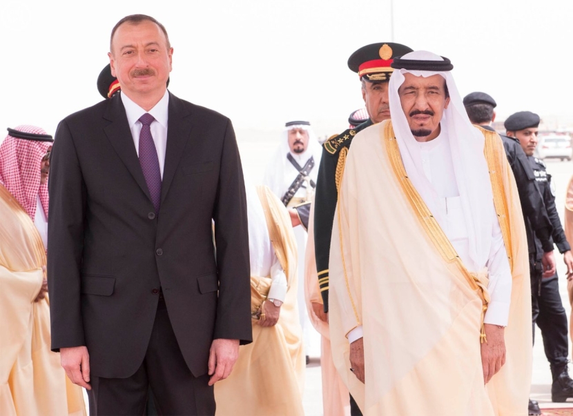 الملك يعقد جلسة مباحثات مع رئيس أذربيجان