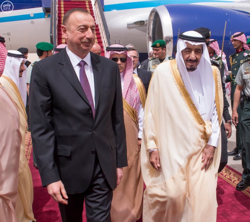 الملك يعقد جلسة مباحثات مع رئيس أذربيجان
