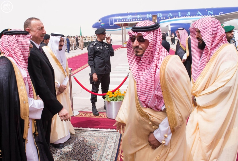 الملك يعقد جلسة مباحثات مع رئيس أذربيجان