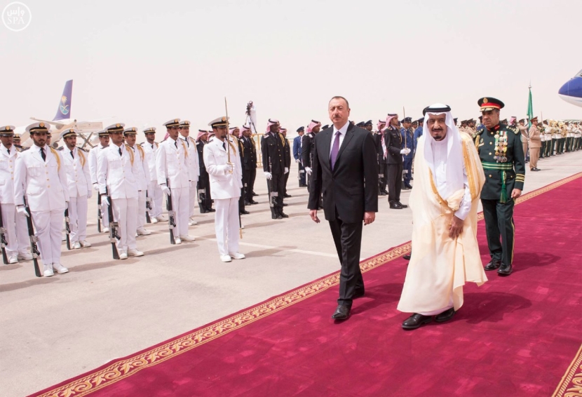الملك يعقد جلسة مباحثات مع رئيس أذربيجان