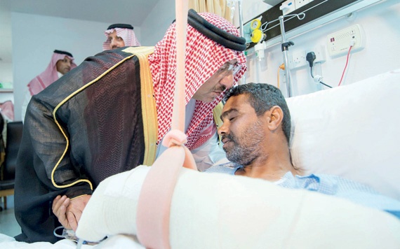 ولي ولي العهد ووزير الدفاع يطمئنان على مصابي القوات المسلحة في مستشفى عسير