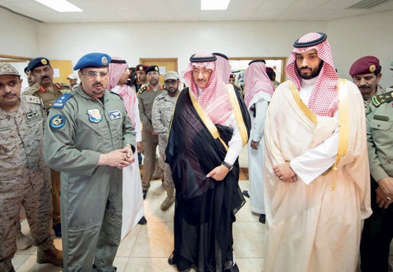 ولي ولي العهد يطلع على العمليات 
الجوية في خميس مشيط