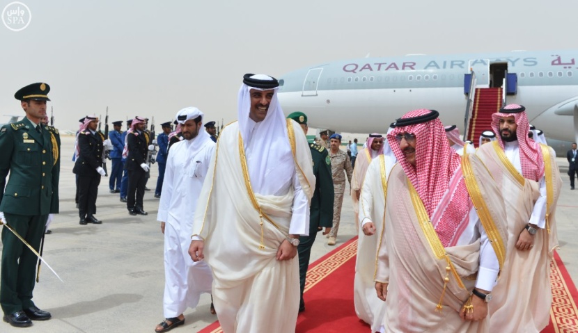 خادم الحرمين الشريفين يبحث مستجدات الأحداث مع أمير قطر