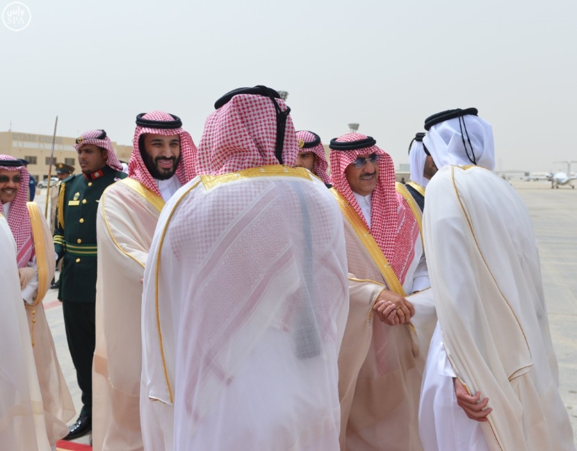 خادم الحرمين الشريفين يبحث مستجدات الأحداث مع أمير قطر