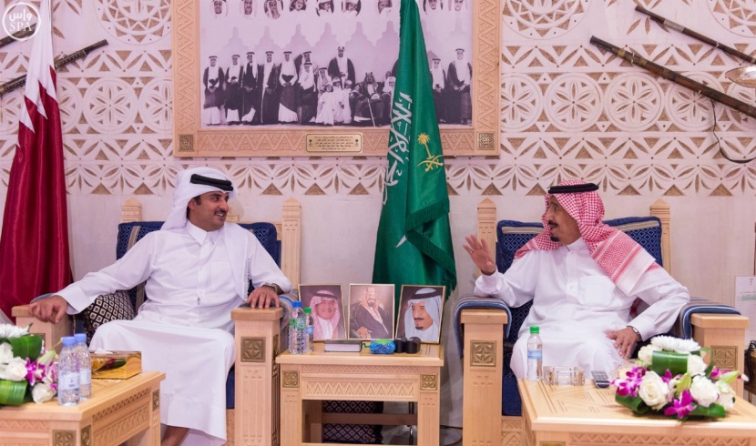 خادم الحرمين الشريفين يبحث مستجدات الأحداث مع أمير قطر