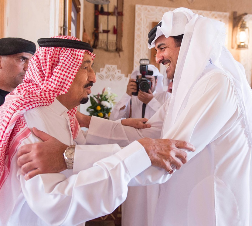 خادم الحرمين الشريفين يبحث مستجدات الأحداث مع أمير قطر