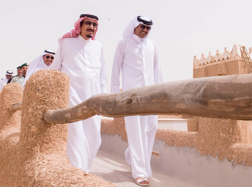 خادم الحرمين الشريفين يبحث مستجدات الأحداث مع أمير قطر