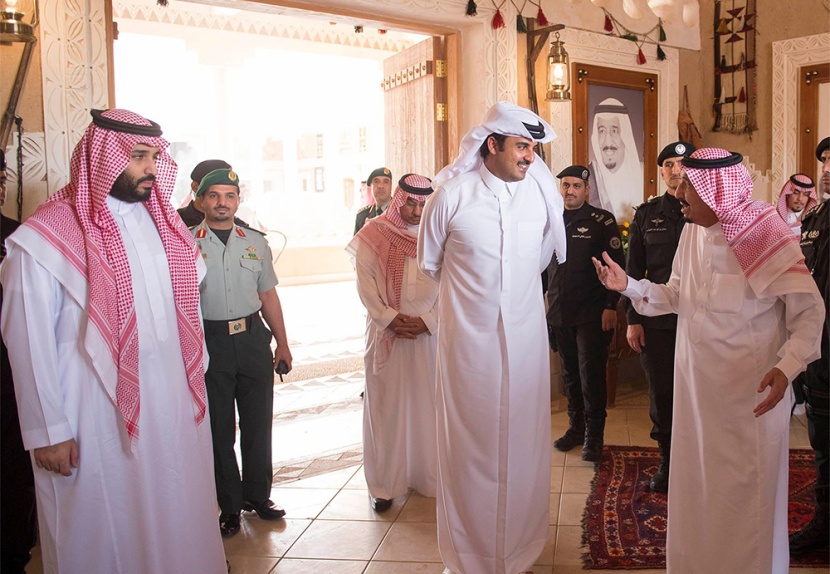 خادم الحرمين الشريفين يبحث مستجدات الأحداث مع أمير قطر