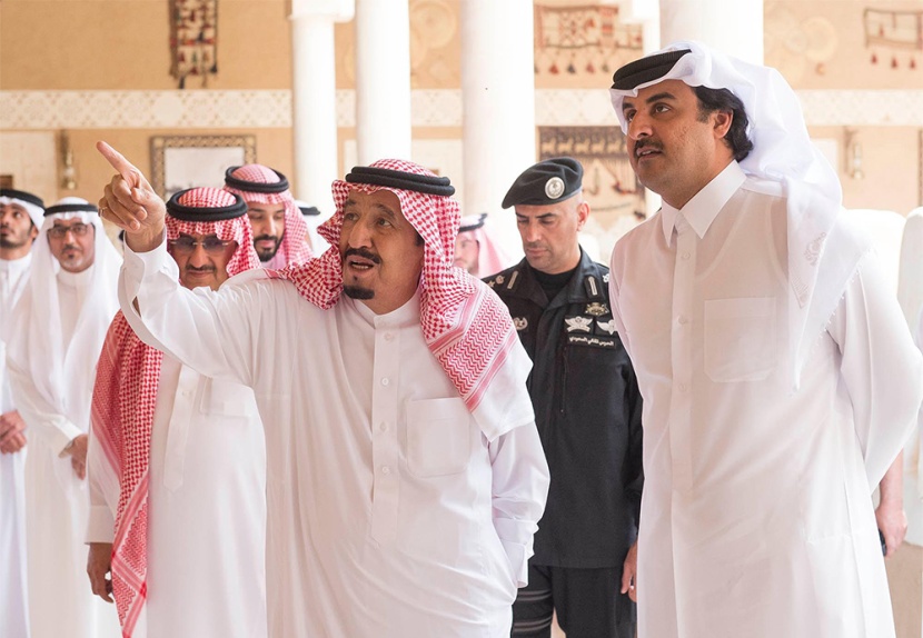 خادم الحرمين الشريفين يبحث مستجدات الأحداث مع أمير قطر