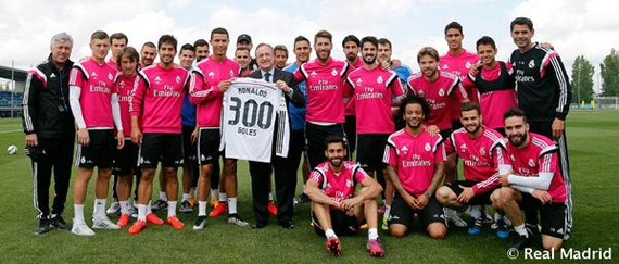 رئيس ريال مدريد يسلم رونالدو قميصا يحمل رقم (300)