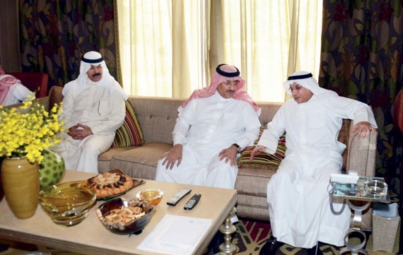 ولي ولي العهد يناقش مستجدات الأحداث اليمنية مع وزيري الدفاع والداخلية الكويتيين