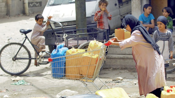 اليمن .. أزمة مياه تفاقم المأساة .. والصليب الأحمر يحذر من «كارثة إنسانية»