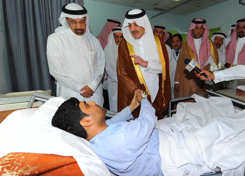 أمير الشرقية يتفقد مصابي تفجير القديح