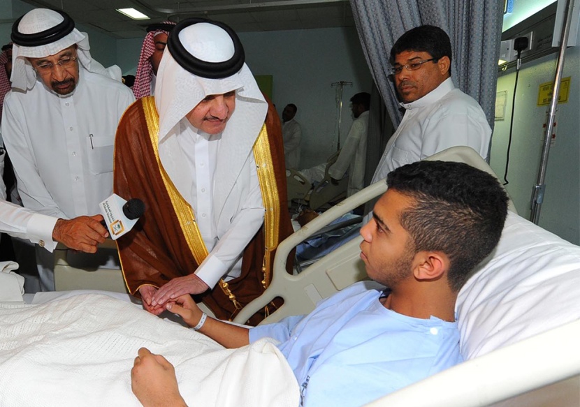 أمير الشرقية يتفقد مصابي تفجير القديح