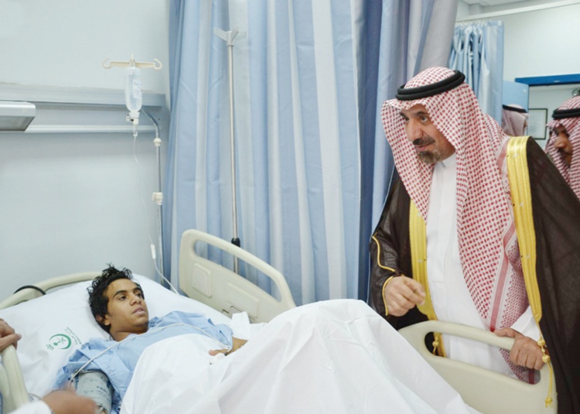 أمير منطقة نجران يزور المصابين الذين تعرضوا لمقذوفات عسكرية من داخل الأراضي اليمنية