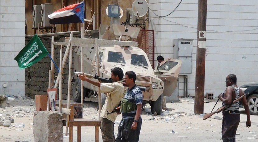 الحوثيون يستهدفون منازل المدنيين بالقصف العشوائي .. والمقاومة تصد هجماتهم في مأرب وتعز