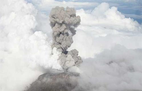 السلطات اليابانية تأمر بإخلاء جزيرة نائية بعد ثوارن بركاني