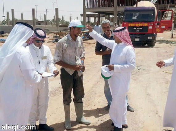 "العمل" تبدأ حظر العمل في المواقع الإنشائية خلال فترة الظهيرة لثلاثة أشهر