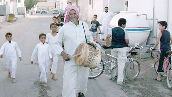 المسحراتي .. «عراب» المساء في رمضان يتحول إلى «فلكلور»