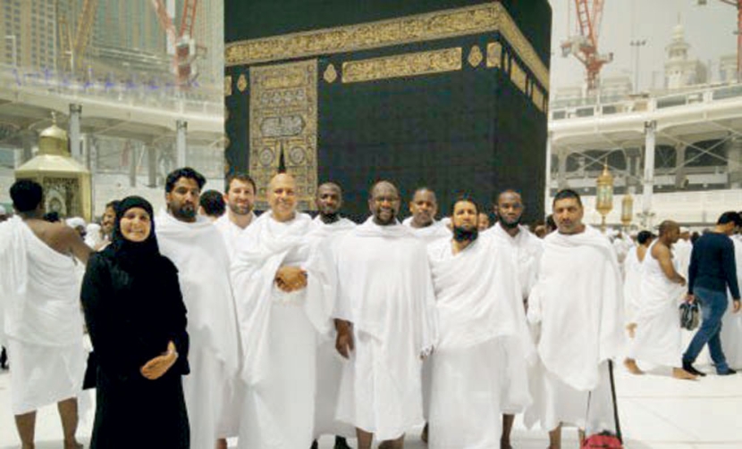أفراد من الجيش البريطاني يؤدون العمرة لأول مرة