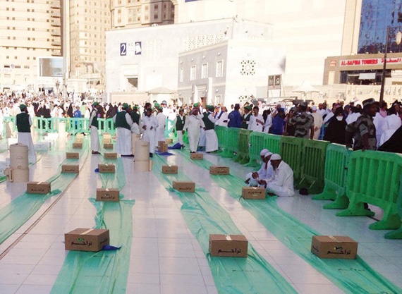 «تراحم مكة» توزع 25 ألف وجبة إفطار يوميا في ساحات الحرم